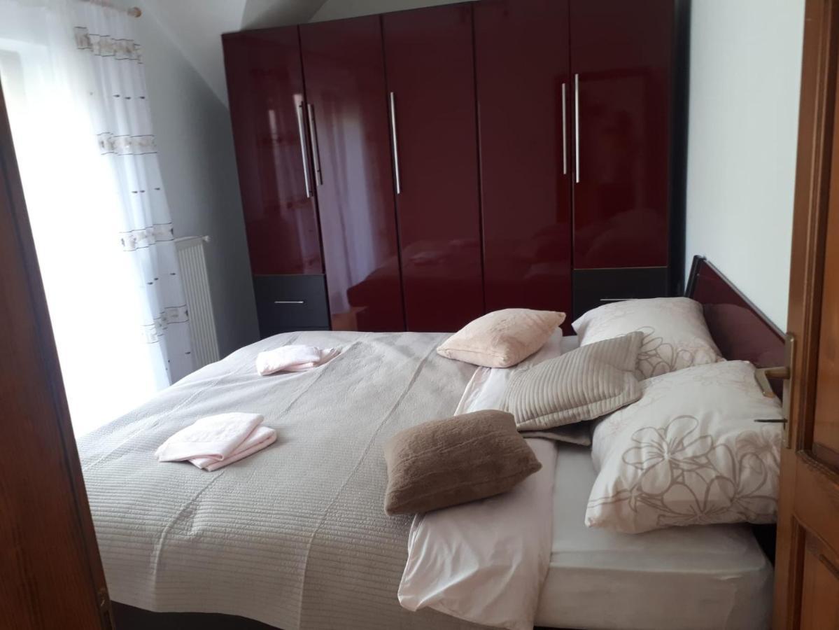 Apartman Nika Оточац Екстер'єр фото